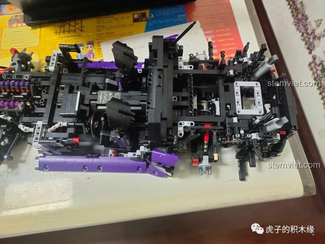 Giai đoạn lắp ráp phần thân xe và các chi tiết nội thất của mô hình Aston Martin Vantage GT3 KaCo Blocks C001.