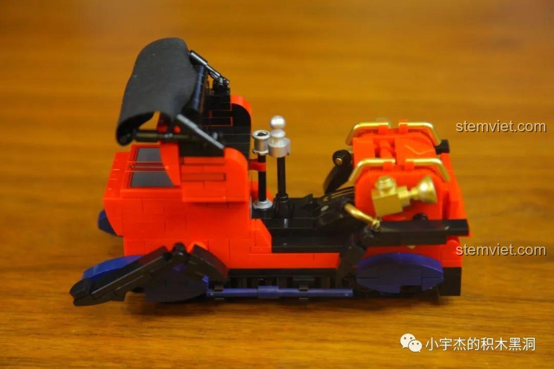 Mô hình xe Duryea Model L đang trong quá trình lắp ráp phần thân sau và mui xe từ bộ SEMBO 705400.