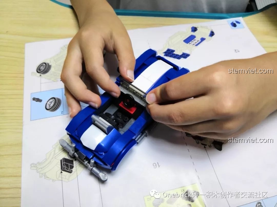 Quá trình lắp ráp phần thân xe thể thao Sluban, cho thấy sự ăn khớp hoàn hảo giữa các chi tiết.