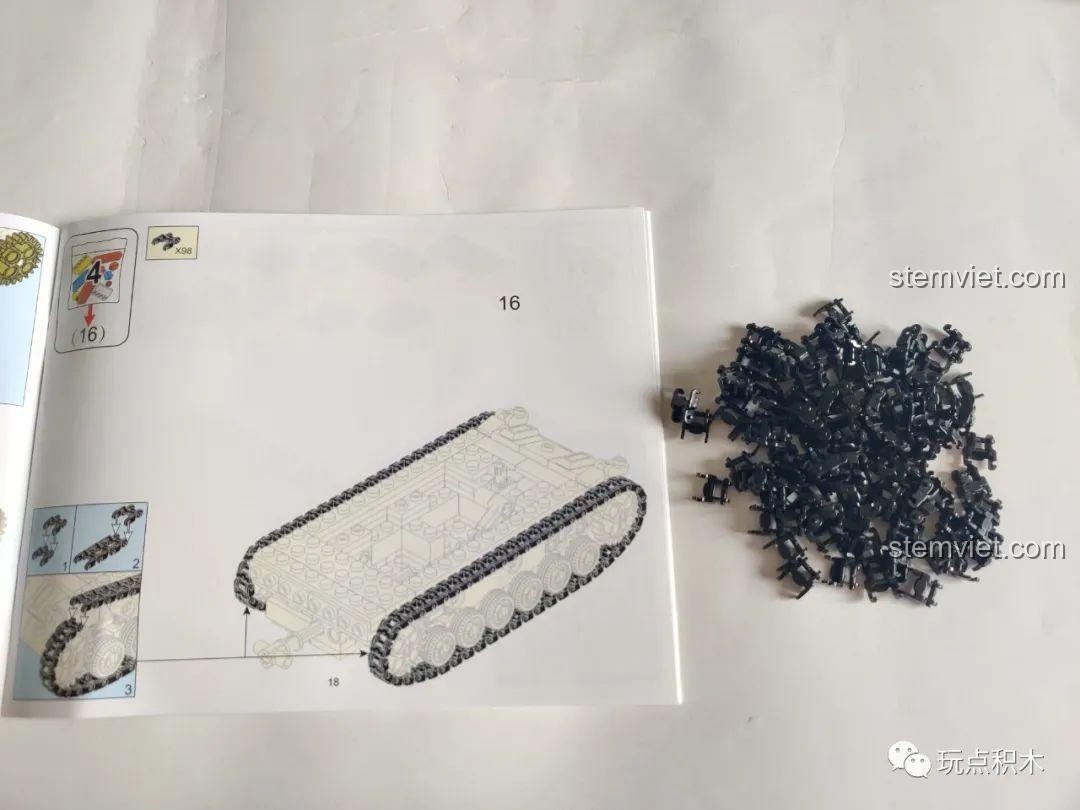 Hoàn thành bước lắp ráp thứ ba của bộ xếp hình Pháo tự hành Đức Quốc Xã cho con trai 6 tuổi.