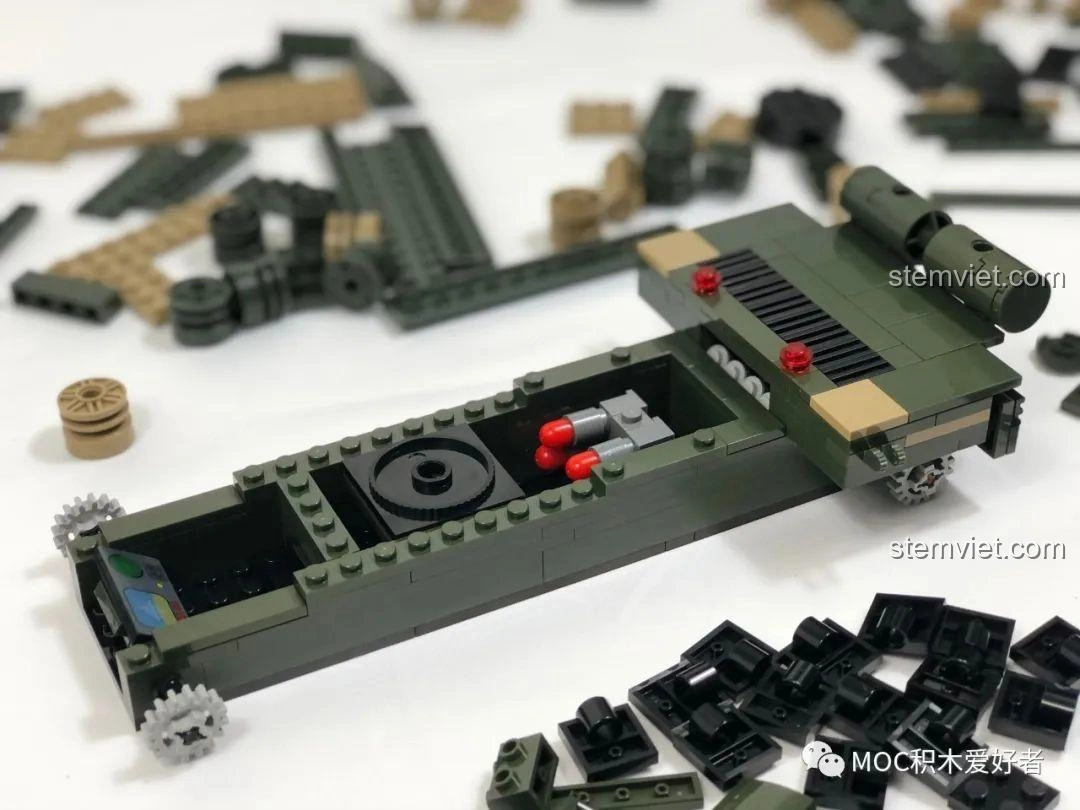 Tiếp tục lắp ráp thân xe tăng COGO 13384 Xe Tăng 99A, với khoang động cơ và thùng nhiên liệu phụ.