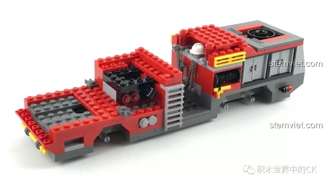 Thân xe cứu hỏa QMAN 2809 đang được lắp ráp, đã có thêm các chi tiết màu đỏ và cuộn vòi cứu hỏa.