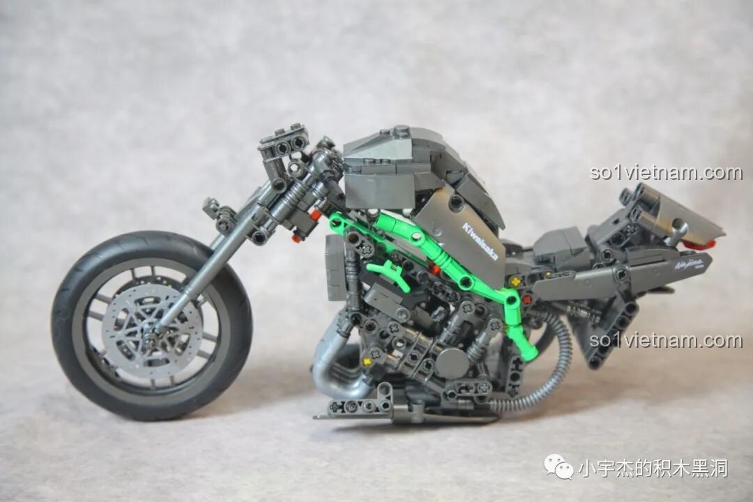 Mô hình ZHEGAO QJ5183 Xe mô tô Kawasaki Ninja H2R đang trong quá trình lắp ráp, đã có bánh trước và phần thân xe.