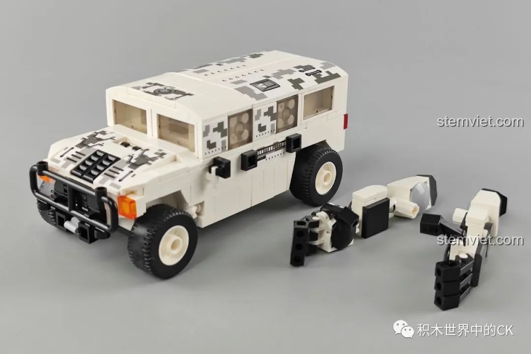 Mô hình xe quân sự Zhegao QL0175 gần hoàn thiện với các bộ phận của robot được tách rời.