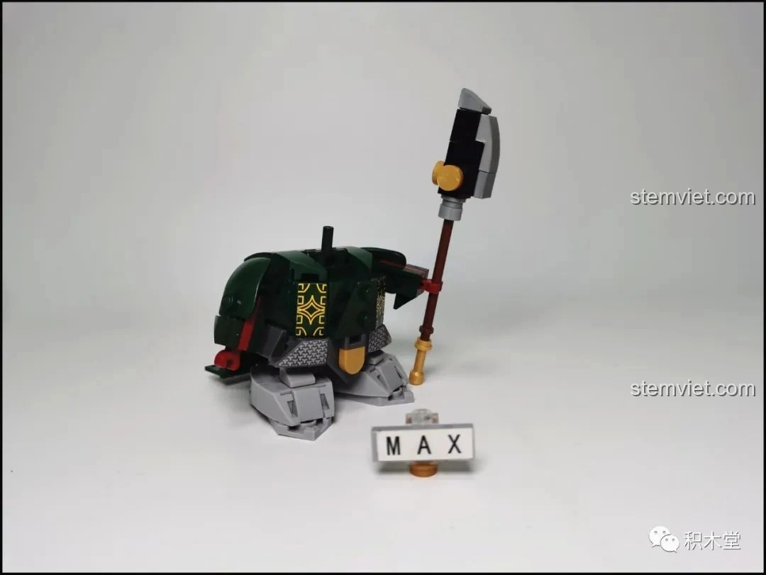 Thanh Long Đao của mô hình Sluban Q-Bricks Quan Vũ đang được lắp ráp.