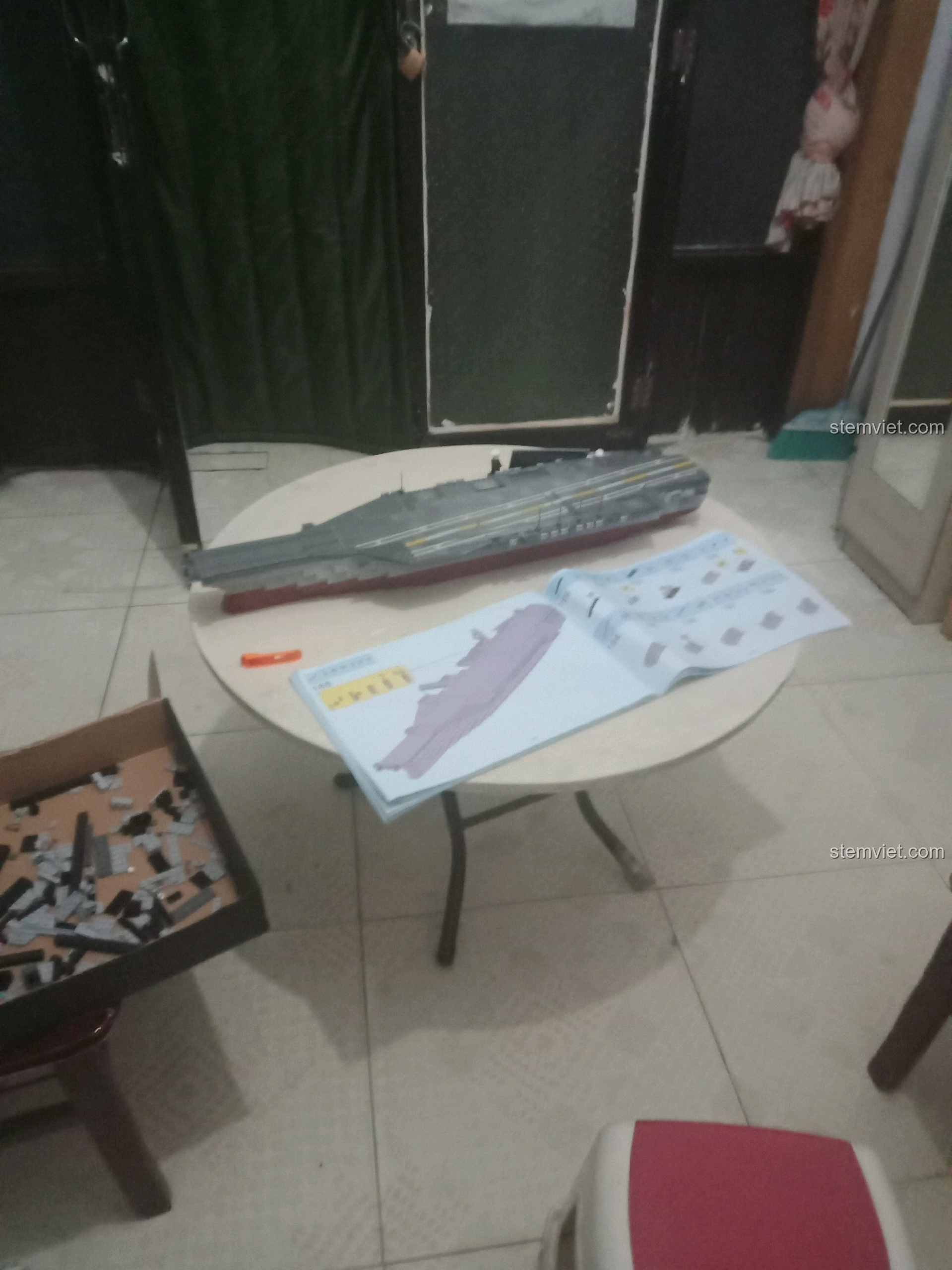 Quá trình lắp ráp tháp chỉ huy của mô hình Tàu sân bay USS Kitty Hawk CV-63 KAZI.