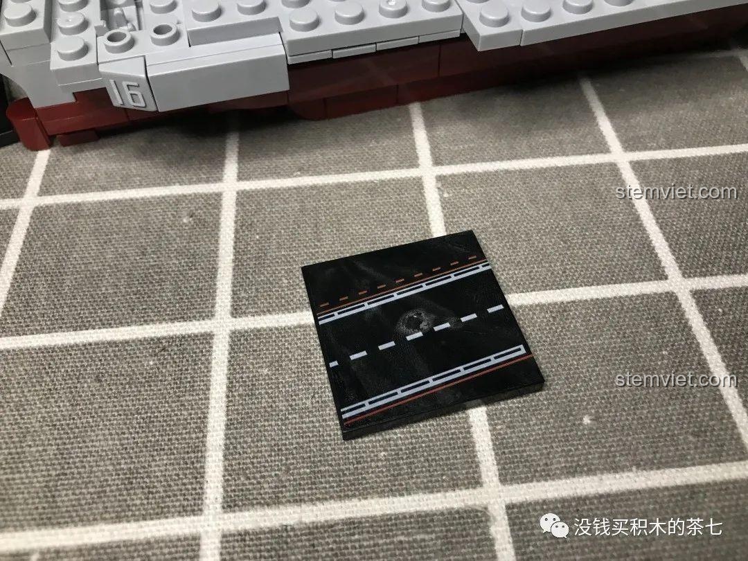 Tháp chỉ huy (đảo tàu) của mô hình tàu sân bay Liêu Ninh đang được lắp ráp, với các mảnh ghép màu xám tạo hình khối đặc trưng.