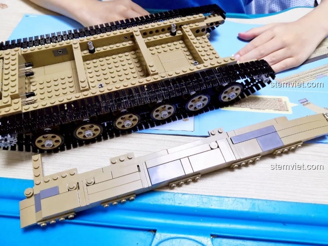 Lắp ráp tháp pháo và các vũ khí của xe tăng CaDA T-90 Tank.