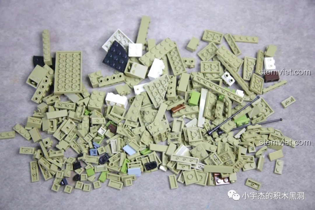 Tháp pháo của xe tăng M60 Magach từ bộ PanlosBrick 632004 đang được lắp ráp, với các khối giáp ERA.