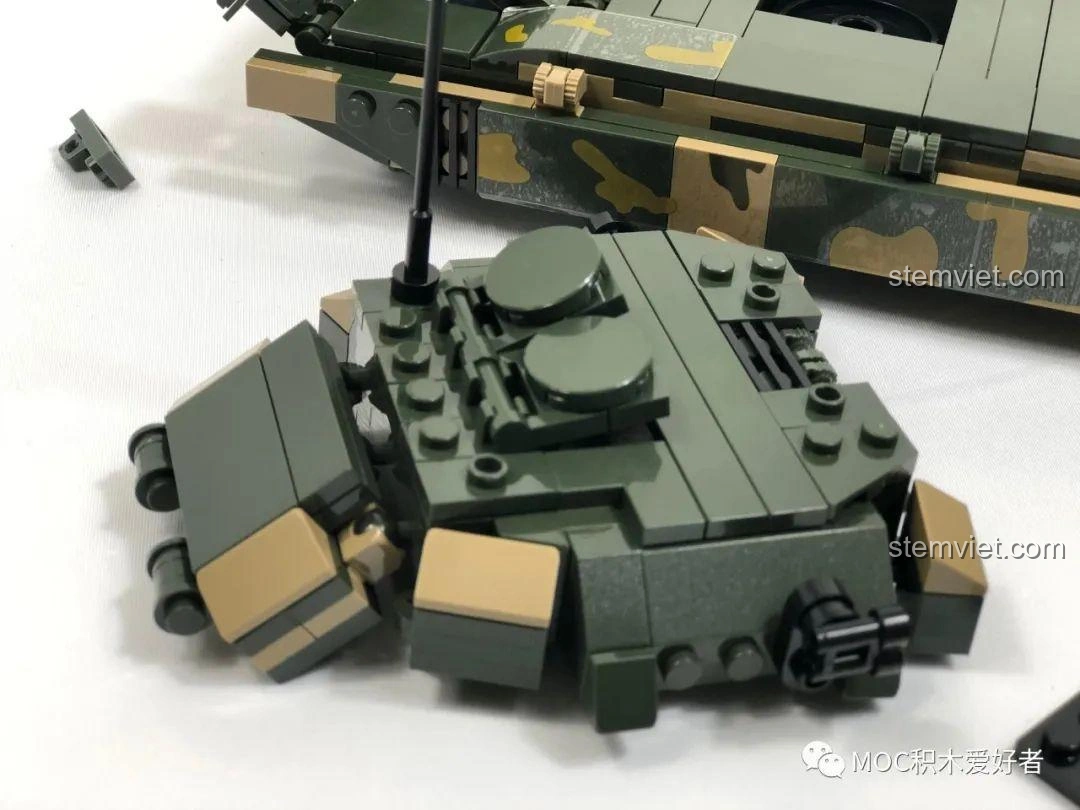 Quá trình lắp ráp tháp pháo của xe tăng COGO 13384 Xe Tăng Chủ Lực 99A, với các khớp nối linh hoạt.