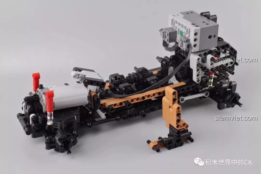 Tiếp tục quá trình lắp ráp khung gầm xe Mould King 13070 với nhiều chi tiết cơ khí phức tạp.