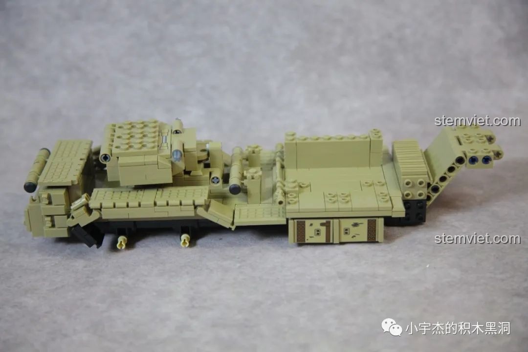 Rơ-moóc của xe tải M983 được trang bị nhiều thiết bị và chi tiết máy móc, thể hiện sự phức tạp của mô hình.