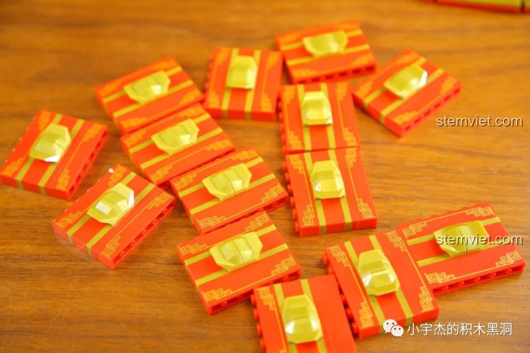 Các chi tiết thỏi vàng được lắp ráp từ hai mảnh ghép, một thiết kế thông minh của bộ Hộp mứt hình tròn 9122.