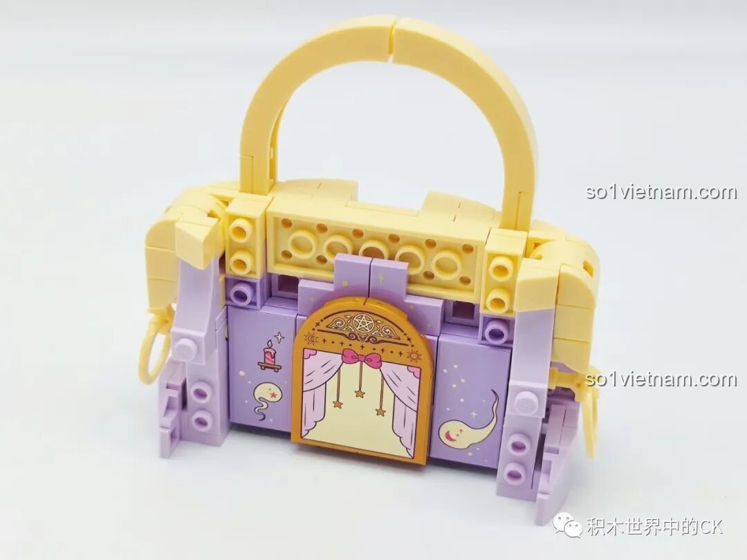 Quá trình lắp ráp tiệm phép thuật mini từ bộ Wekki 516910, với cánh cửa và các họa tiết trang trí.