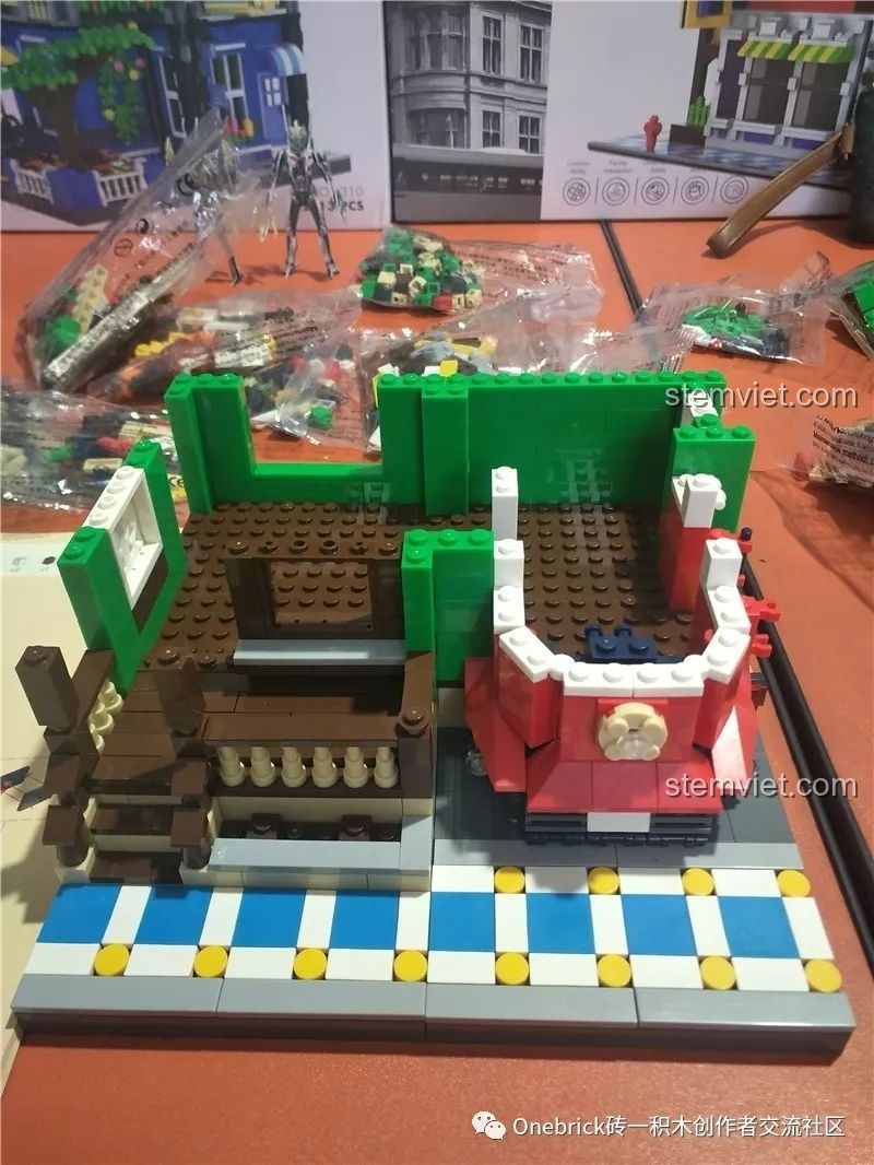 Lắp ráp chi tiết toa tàu màu đỏ nổi bật, một phần quan trọng của kiến trúc Nhà hàng BBQ WANGE 6313.