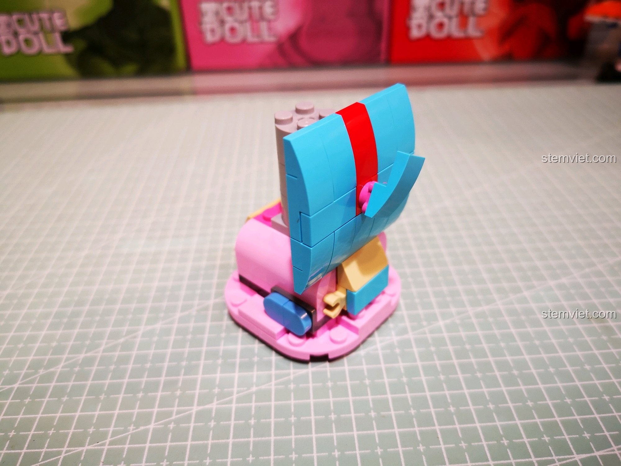 Bắt đầu lắp ráp phần tóc màu xanh của mô hình Bulma, một điểm nhấn của bộ đồ chơi mô hình Nhân vật Bảy Viên Ngọc Rồng Decool tiết kiệm.