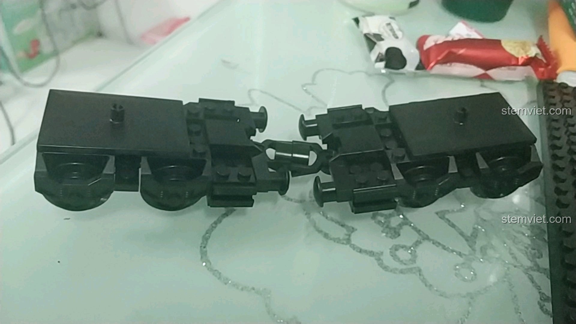 Trải nghiệm lắp ráp phần trục bánh xe cho mô hình Toa tàu chở quà Giáng Sinh Enlighten 626.