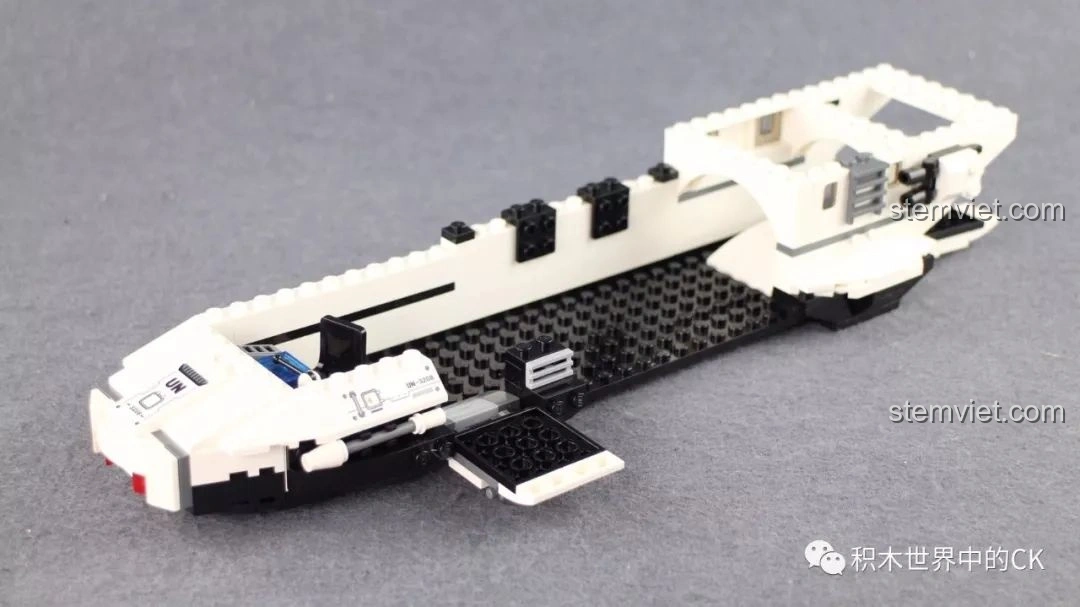 Quá trình lắp ráp bộ Qman 3208 Chiến Dịch Thiên Mạc: Thân trực thăng đang dần hoàn thiện với các chi tiết nội thất.