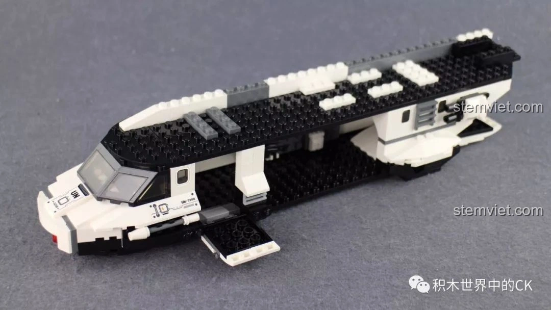 Quá trình lắp ráp bộ Qman 3208 Chiến Dịch Thiên Mạc: Phần mái và các chi tiết bên ngoài của trực thăng đang được thêm vào.