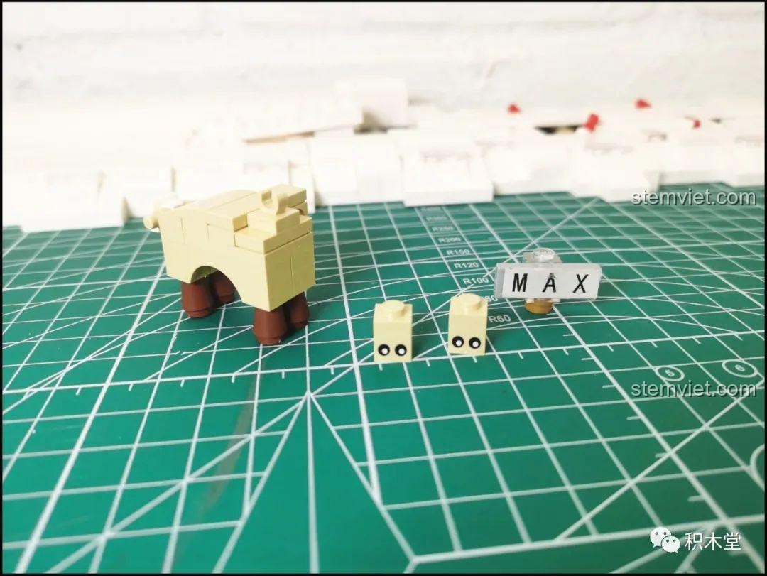 Quá trình lắp ráp một chú tuần lộc với chi tiết mắt được in sẵn trong bộ Mould King 10015.