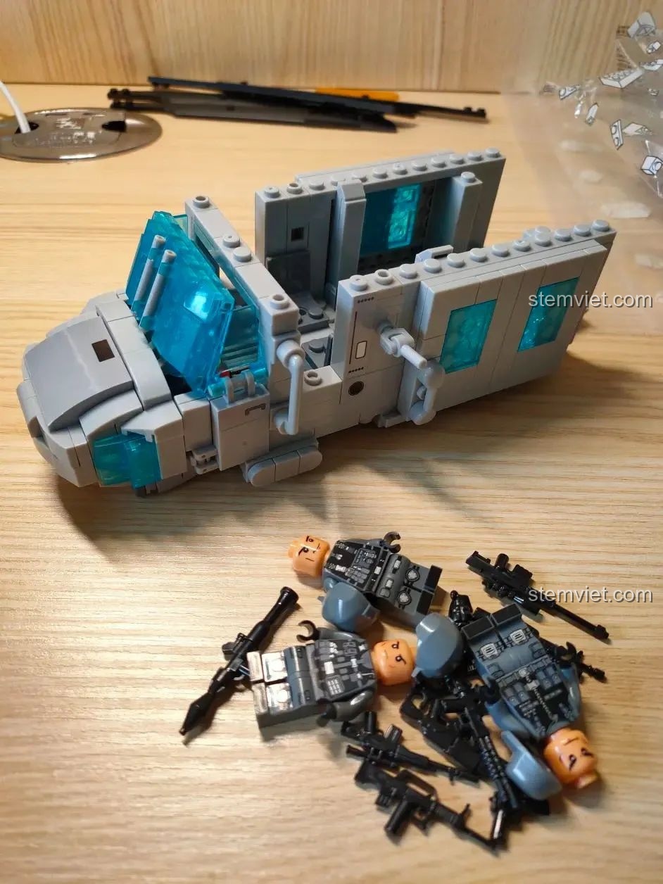 Kết quả sau khi lắp xong túi số 1 của bộ WOMA C0897: thân máy bay, buồng lái và 3 minifigures.