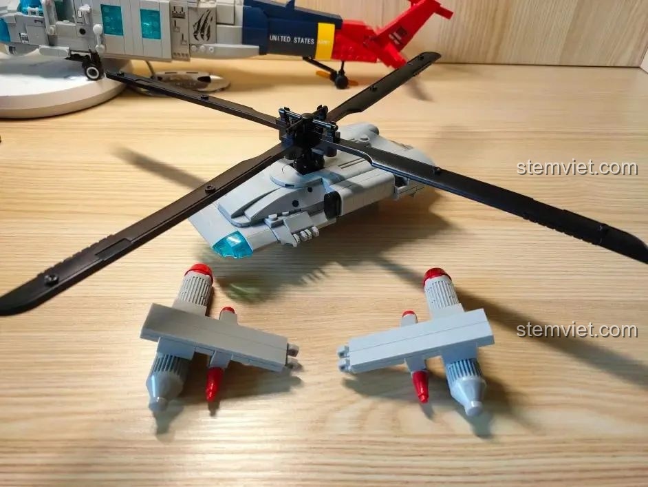 Các bộ phận từ túi số 3: động cơ, cánh quạt chính và giá treo vũ khí của bộ WOMA C0897.