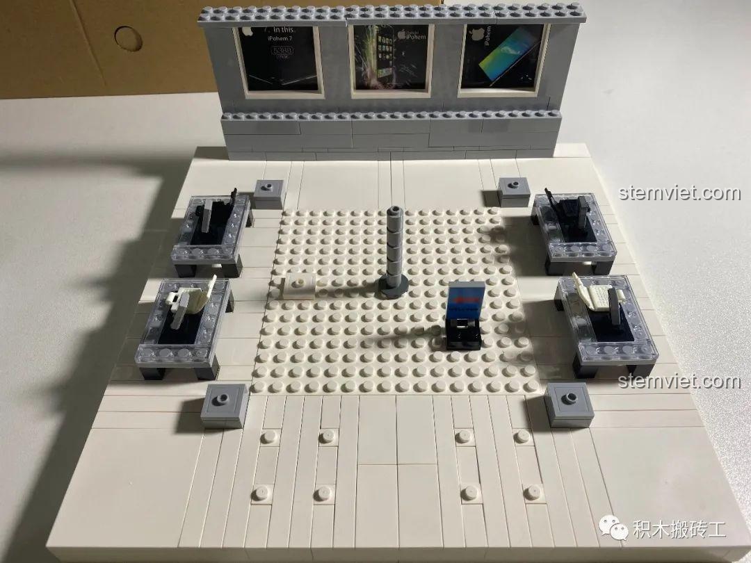 Tường sau và các bàn trải nghiệm đầu tiên của bộ đồ chơi SD6900 chất lượng cao giá tốt được lắp ráp.