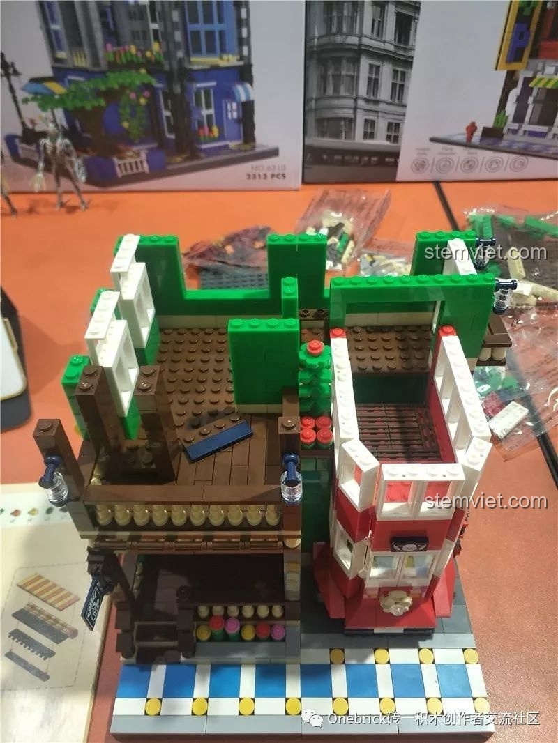 Quá trình lắp ráp các bức tường tầng hai của bộ WANGE 6313, nhìn từ góc trên xuống.