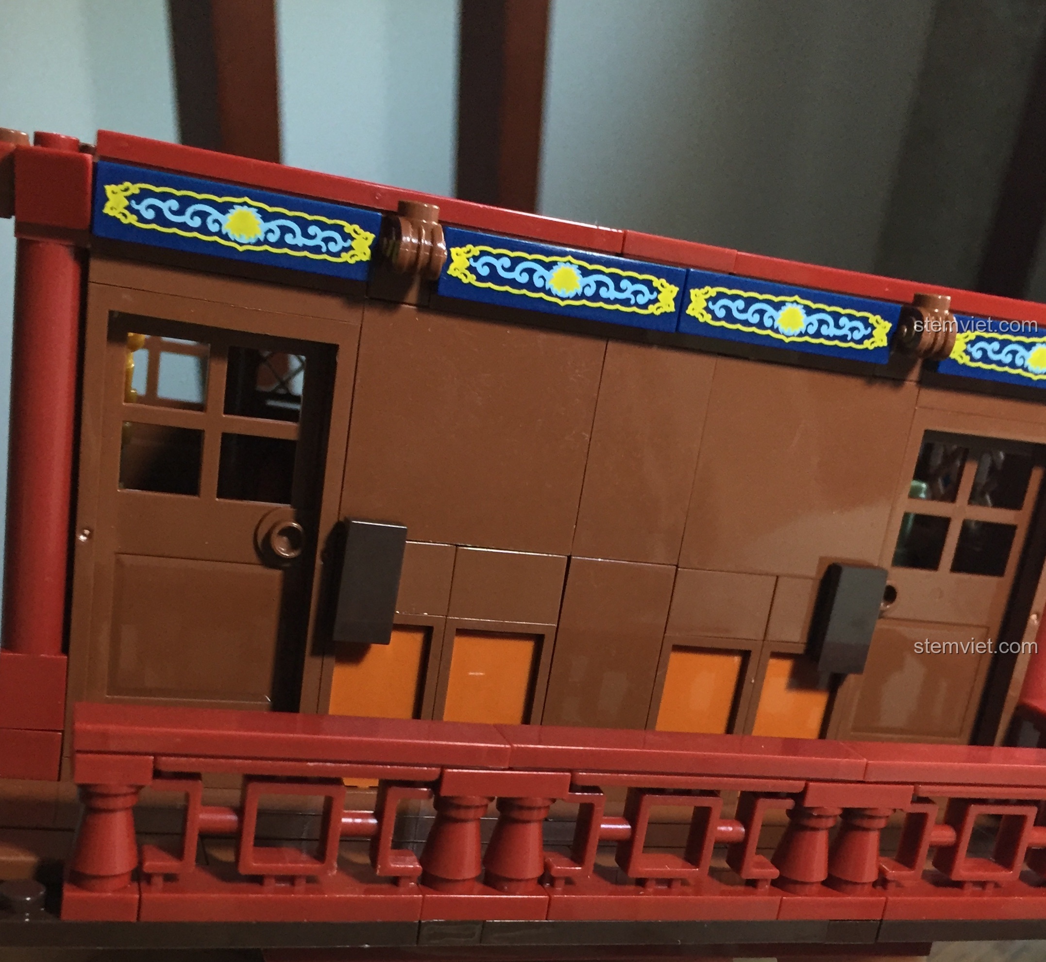 Lắp ráp phần tường và lan can ban công cho tầng hai của mô hình kiến trúc cổ trang XINGBAO 1022.