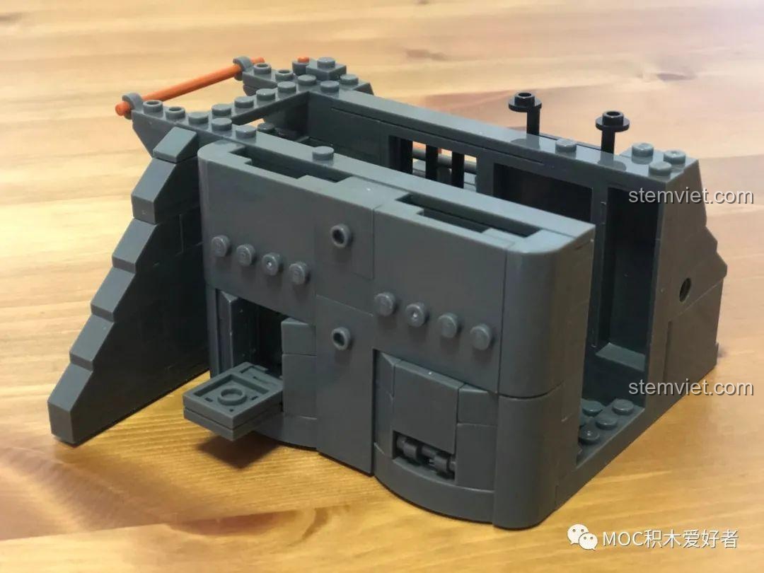 Lắp ráp bức tường phía trước với lỗ châu mai có thể đóng mở của bộ xếp hình 0861.