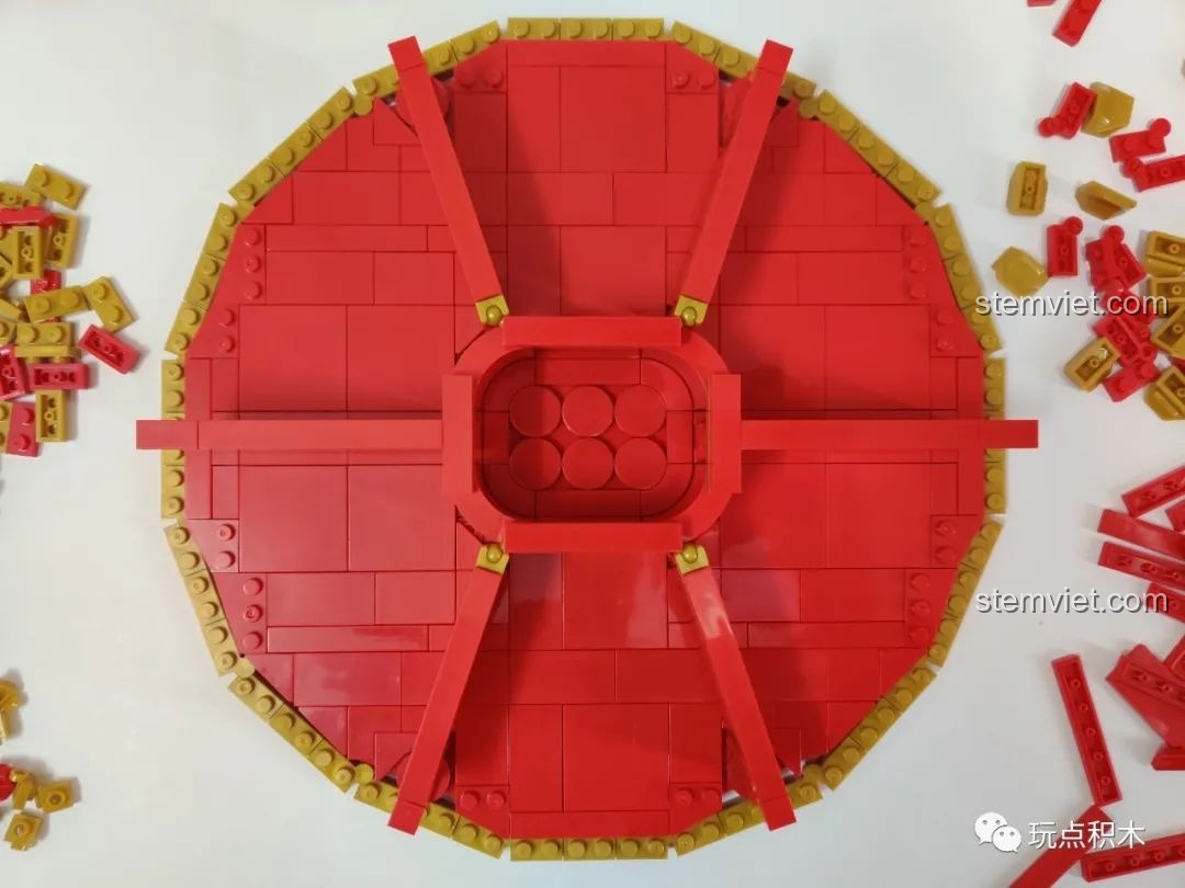 Lắp ráp các vách ngăn bên trong cho bộ Hộp đựng mứt Tết C 9122, tạo thành các ô chứa.