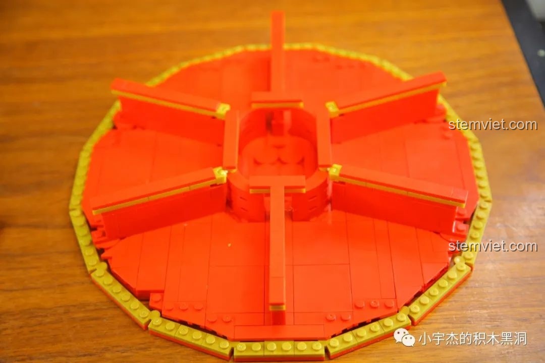 Lắp ráp các vách ngăn bên trong của Hộp đựng mứt Tết WOMA C.9122, tạo thành các ngăn chứa riêng biệt.