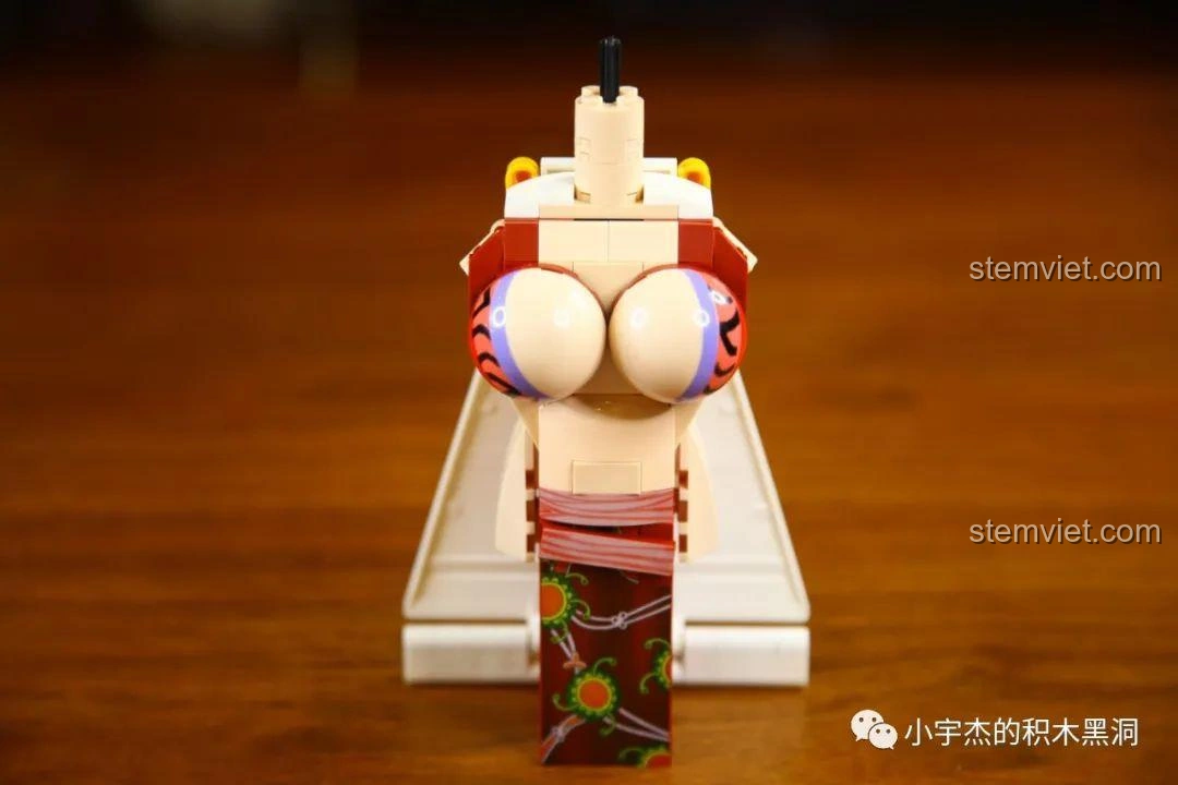 Lắp ráp phần váy của mô hình Boa Hancock KBOX 10303, với họa tiết đặc trưng.