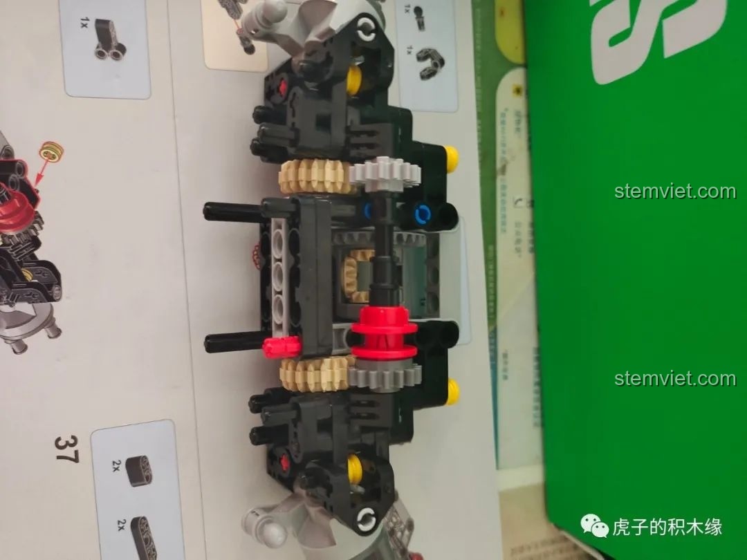 Quá trình lắp ráp cụm vi sai cầu trước của xe Mould King 13124D, một bước quan trọng.