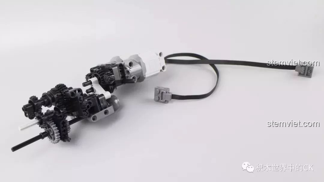 Quá trình lắp ráp cụm vi sai và hệ thống truyền động ban đầu của xe địa hình Mould King 13070.