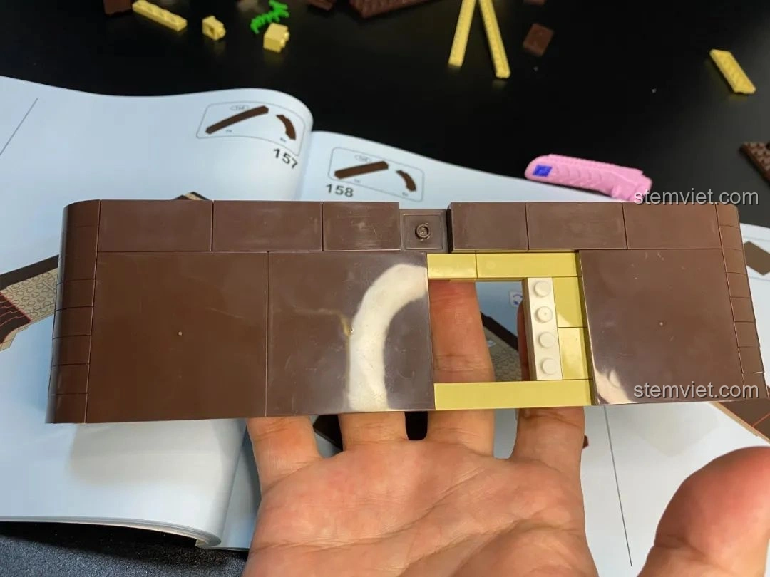 Lắp ráp phần vỏ lưng của TV trong bộ đồ chơi Pantasy 61008 Tivi Cổ Điển.