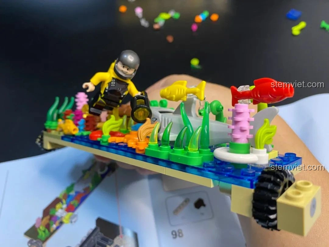 Lắp ráp vỏ ngoài hai bên của TV trong bộ đồ chơi Pantasy 61008 Tivi Cổ Điển.