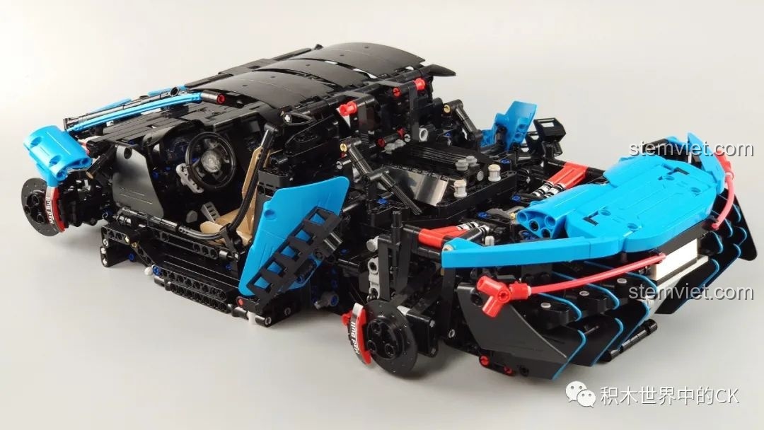 Quá trình lắp ráp phần vỏ sau của bộ lắp ráp Siêu xe Centenario C61041 tiết kiệm.