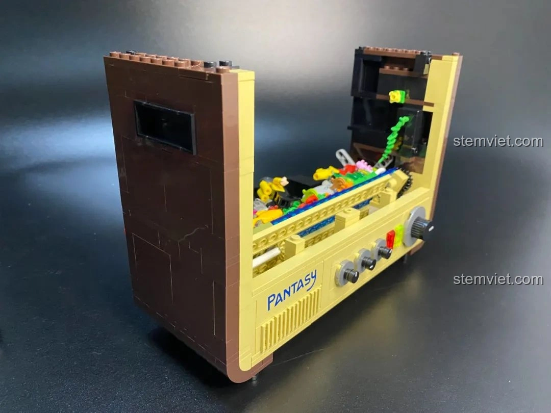 Lắp ráp phần vỏ trên của TV trong bộ đồ chơi Pantasy 61008 Tivi Cổ Điển.