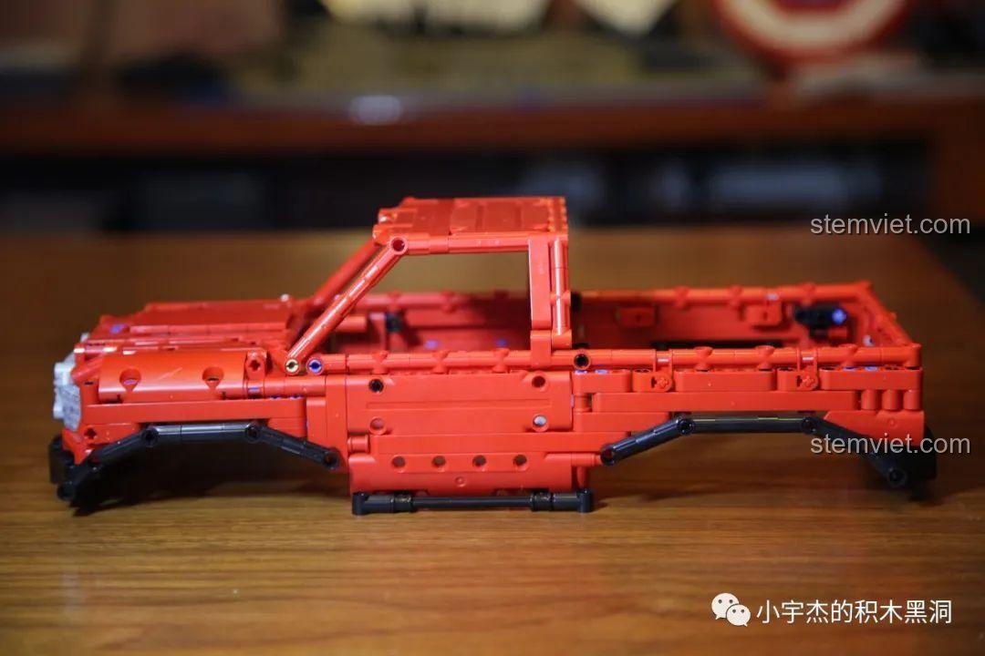 Toàn bộ phần thân vỏ màu đỏ của xe tải quái vật Happy Build XQ1212D được lắp ráp thành một khối hoàn chỉnh.