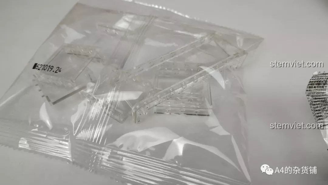 Quá trình lắp ráp hai nửa vỏ xe Volkswagen Beetle của bộ Panlos Brick 621019, cho thấy cấu trúc chi tiết và độ khớp của các mảnh ghép.