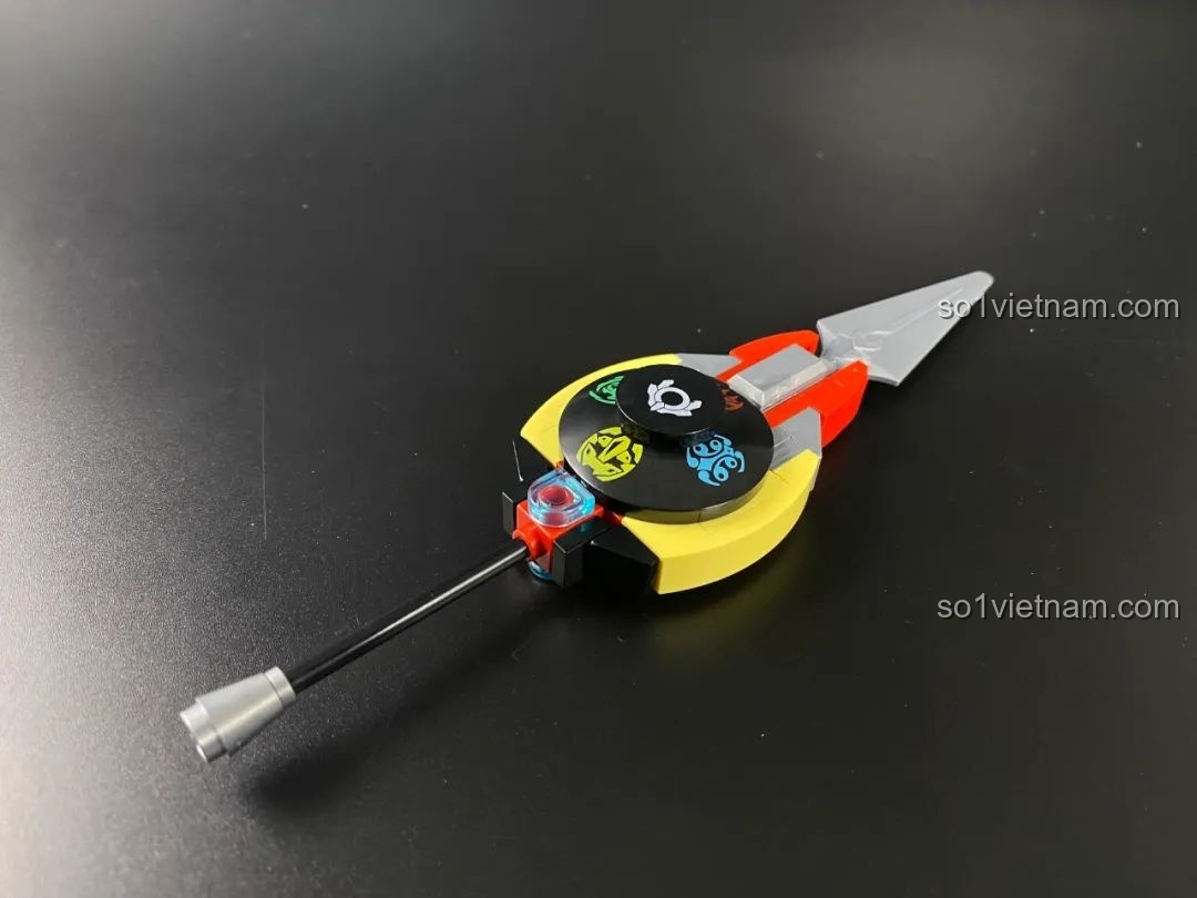 Cận cảnh vũ khí Orb Calibur của Mecha Orb Origin đang được lắp ráp, các chi tiết nhỏ và tinh xảo.