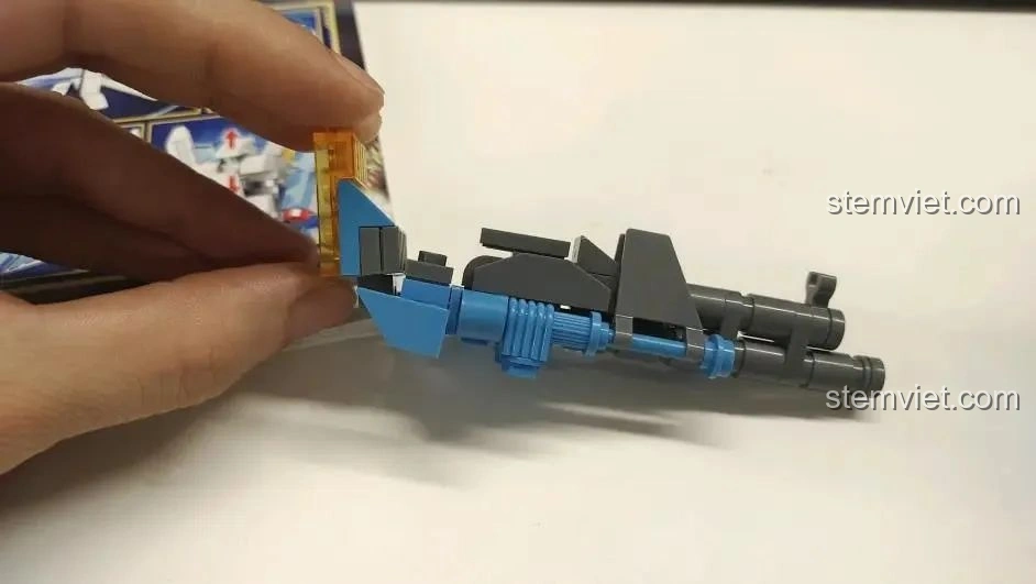 Quá trình lắp ráp phần thân và vai của robot WOMA C0407.