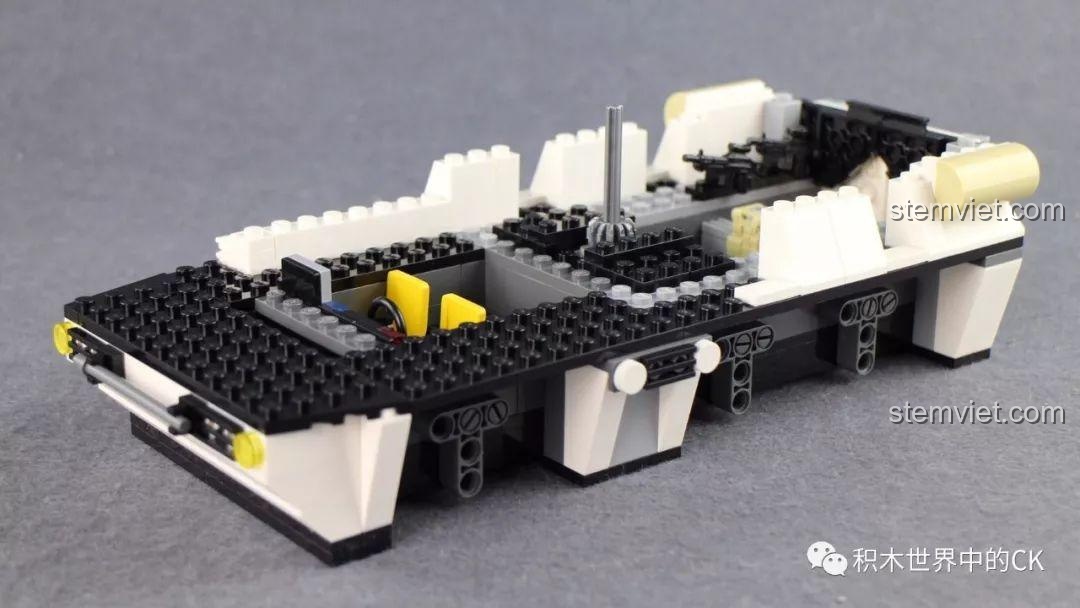 Quá trình lắp ráp xe bọc thép của bộ Qman 3209 Xe Bọc Thép Tấn Công ThunderMission, các chi tiết đang được thêm vào.