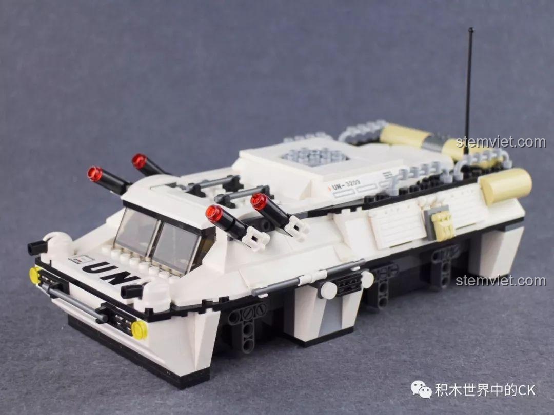 Xe bọc thép của bộ lắp ráp Qman 3209 Xe Bọc Thép Tấn Công ThunderMission đã hoàn thành phần thân.