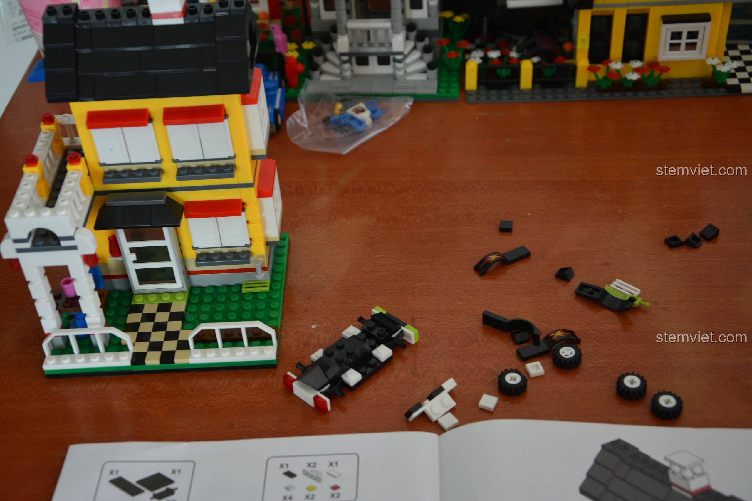 Lắp ráp chiếc xe hơi màu đen đi kèm với bộ WANGE 31052, một chi tiết nhỏ nhưng thú vị.