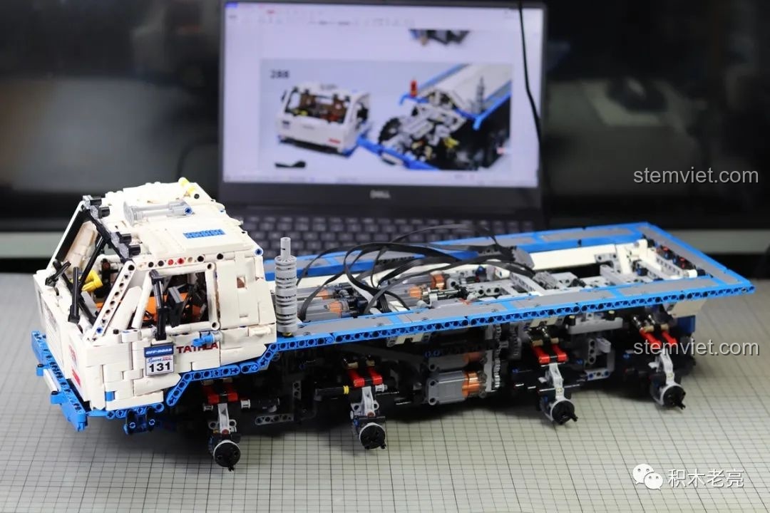 Mô hình Mould King 13144 Tatra T813 8x8 PROFA với cabin đã được lắp vào khung gầm, hướng dẫn trên laptop.