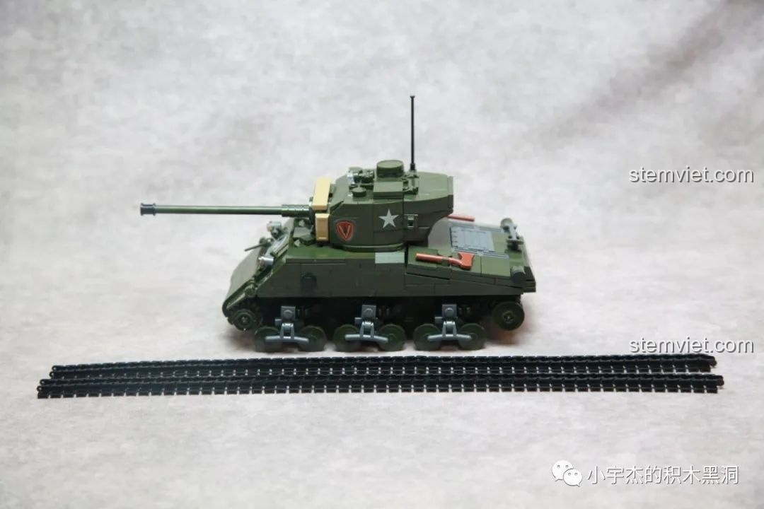 Quá trình lắp ráp bộ đồ chơi xây dựng Xe tăng Sherman M4A3(76W) M38B1110 với phần thân và xích xe.