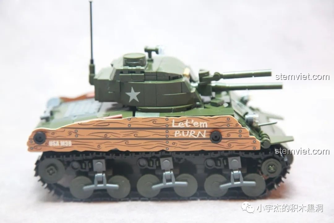Góc nhìn bên hông của bộ lắp ráp Xe tăng Sherman phun lửa cho con trai 8 tuổi, thiết kế ấn tượng.