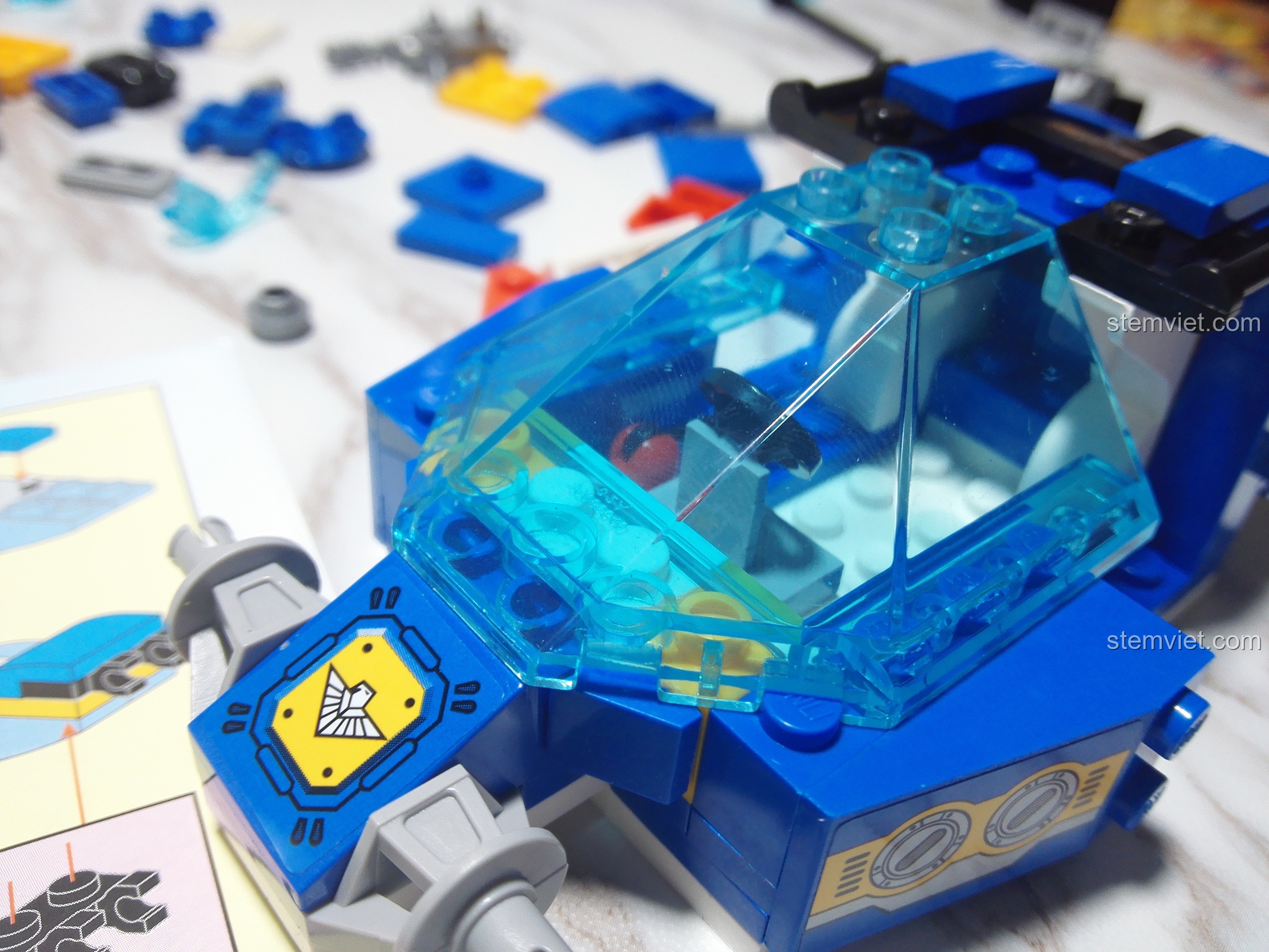 Quá trình lắp ráp Xe Trinh Sát Vũ Trang, bắt đầu với phần khung và buồng lái trong suốt.